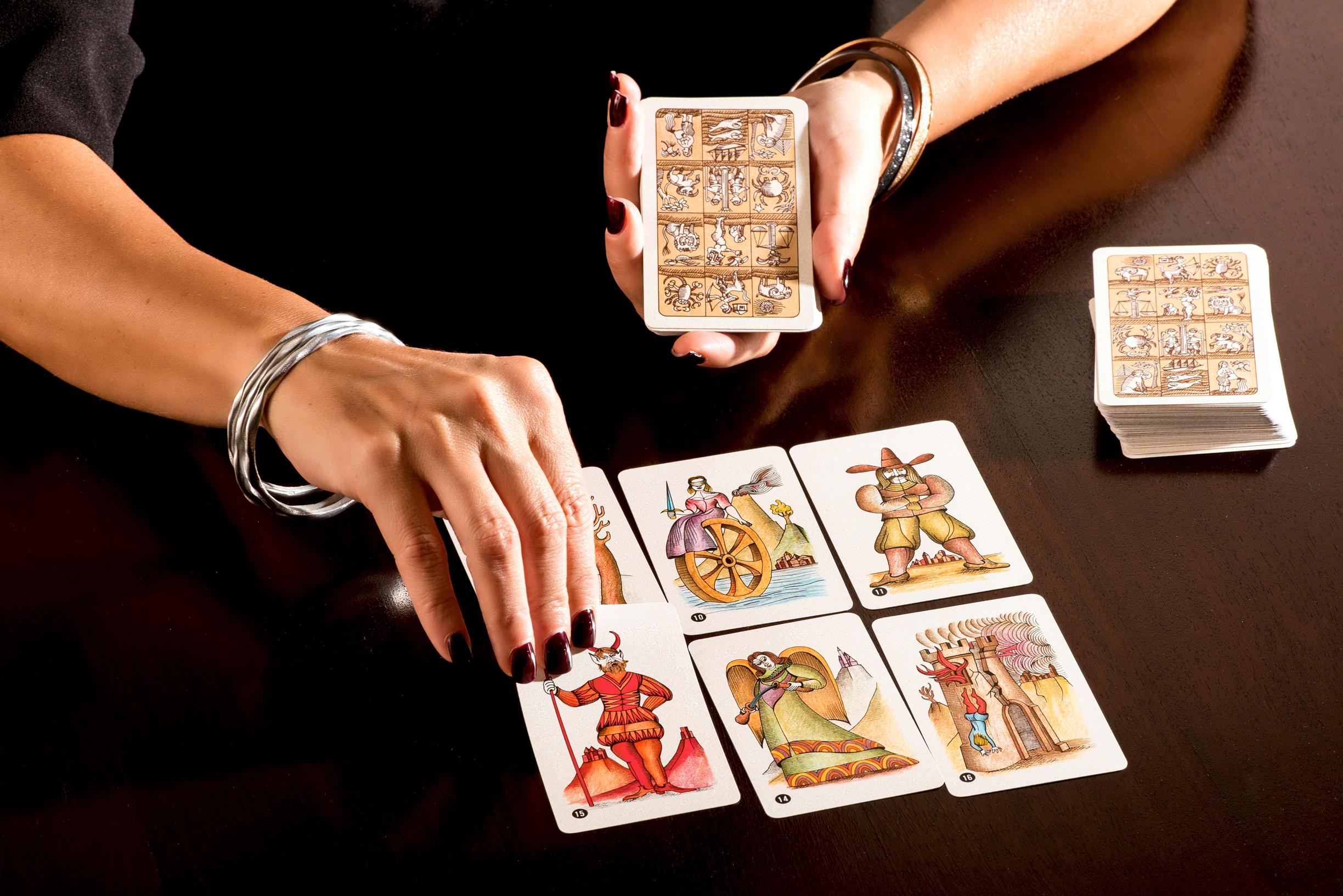 Tarot-korttien jako.