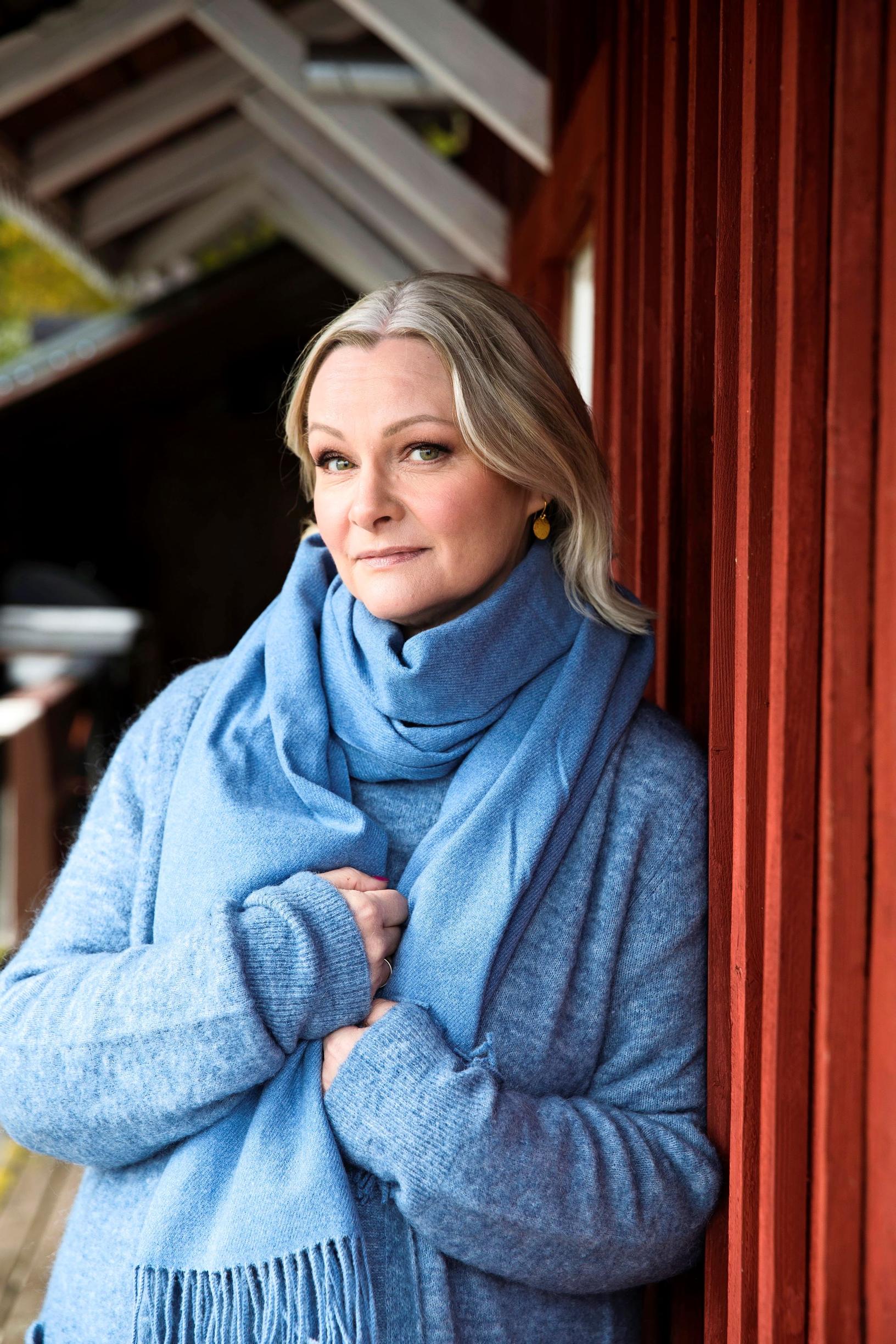 Päivi Storgård sininen asu huivi
