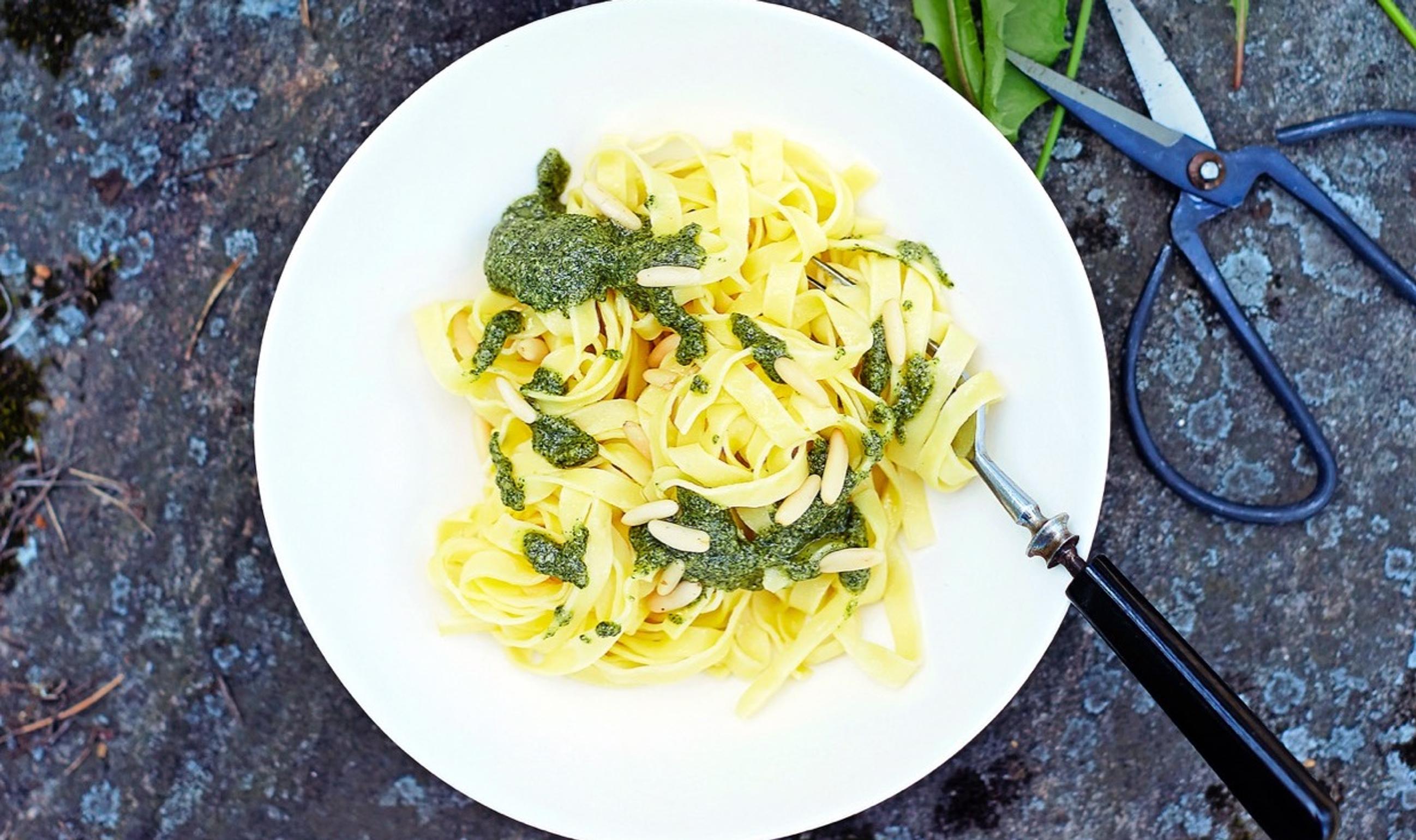 Voikukkapesto ja tuorepasta