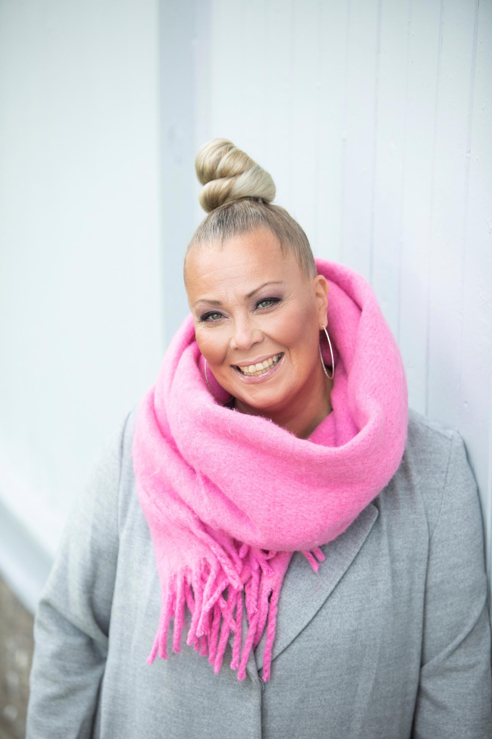 Laulaja Johanna Pakonen asuu Etelä-Pohjanmaalla 9-vuotiaan tyttärensä kanssa. Hänen perheeseensä kuuluu myös avomies. Johanna opiskelee puutarhuriksi.