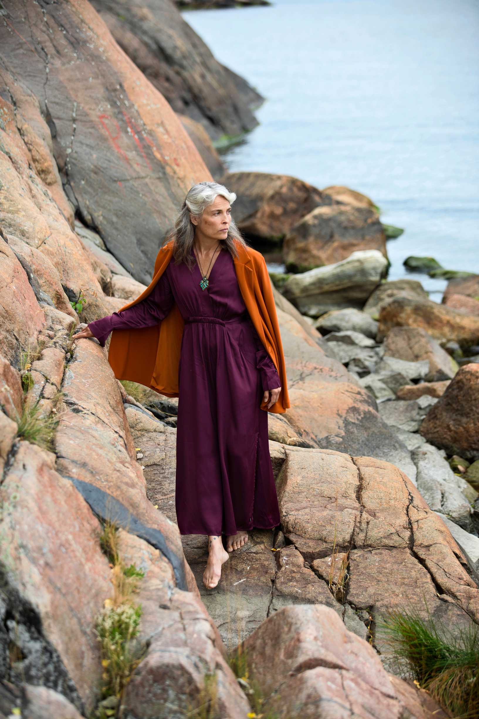 Irina Björklund kävelee rantakalliolla