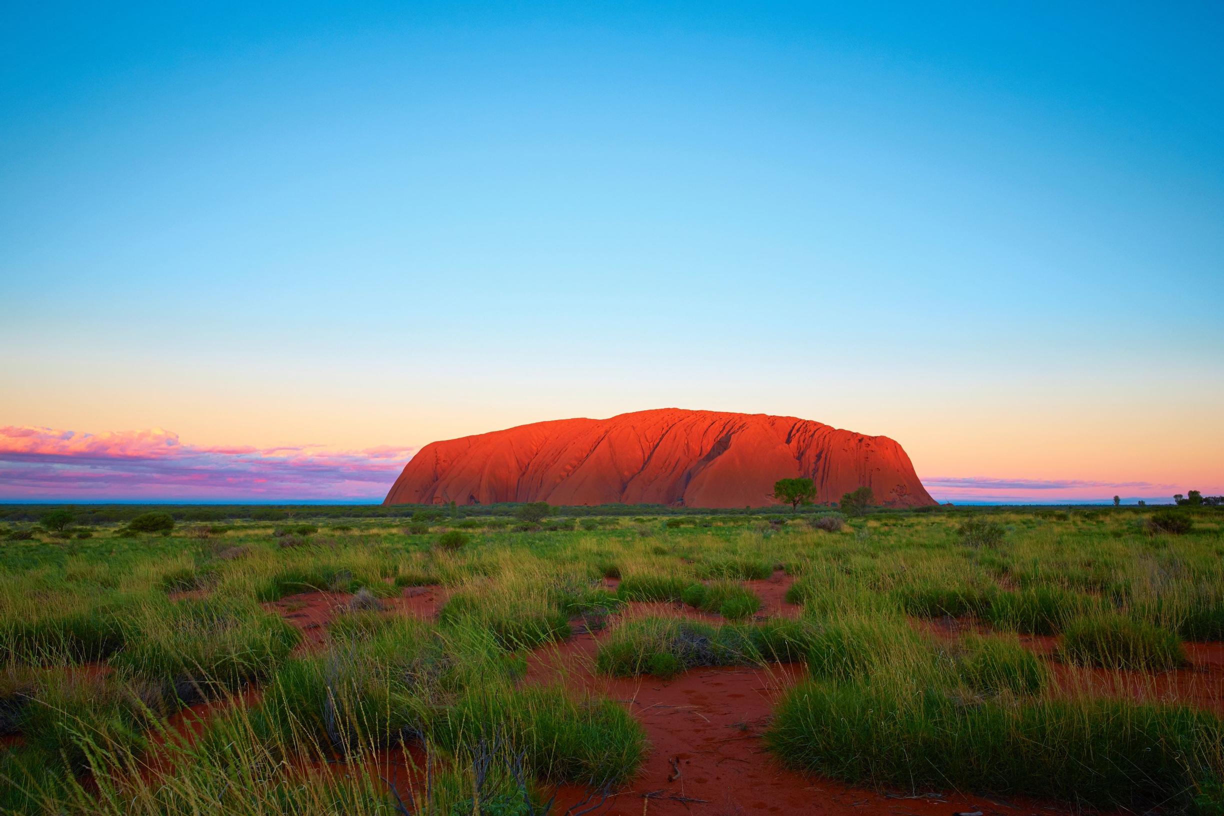 Uluru auringonlaskun aikaan.