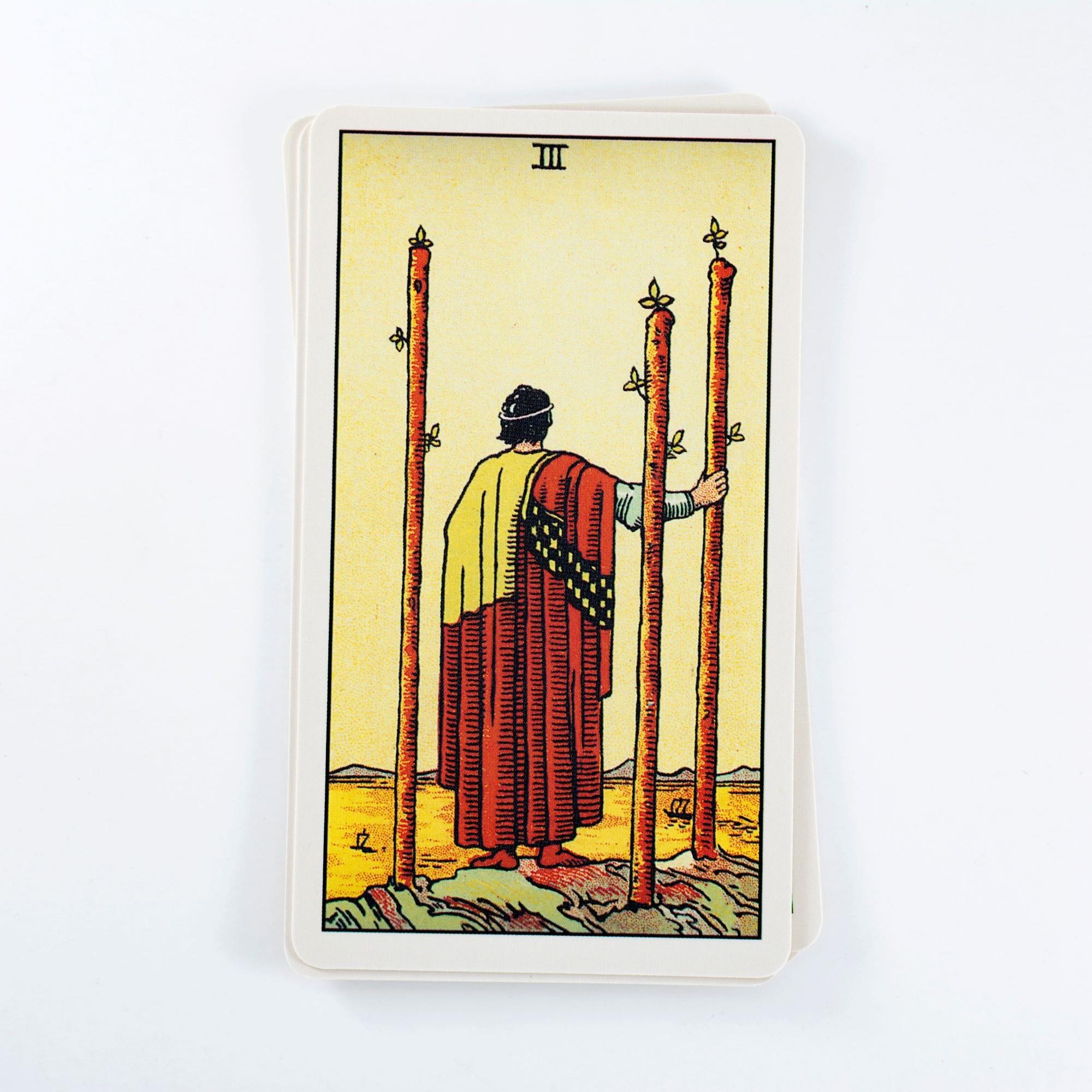 Sauvojen kolmonen (The Three of Wands) – Tarot-kortin merkitys