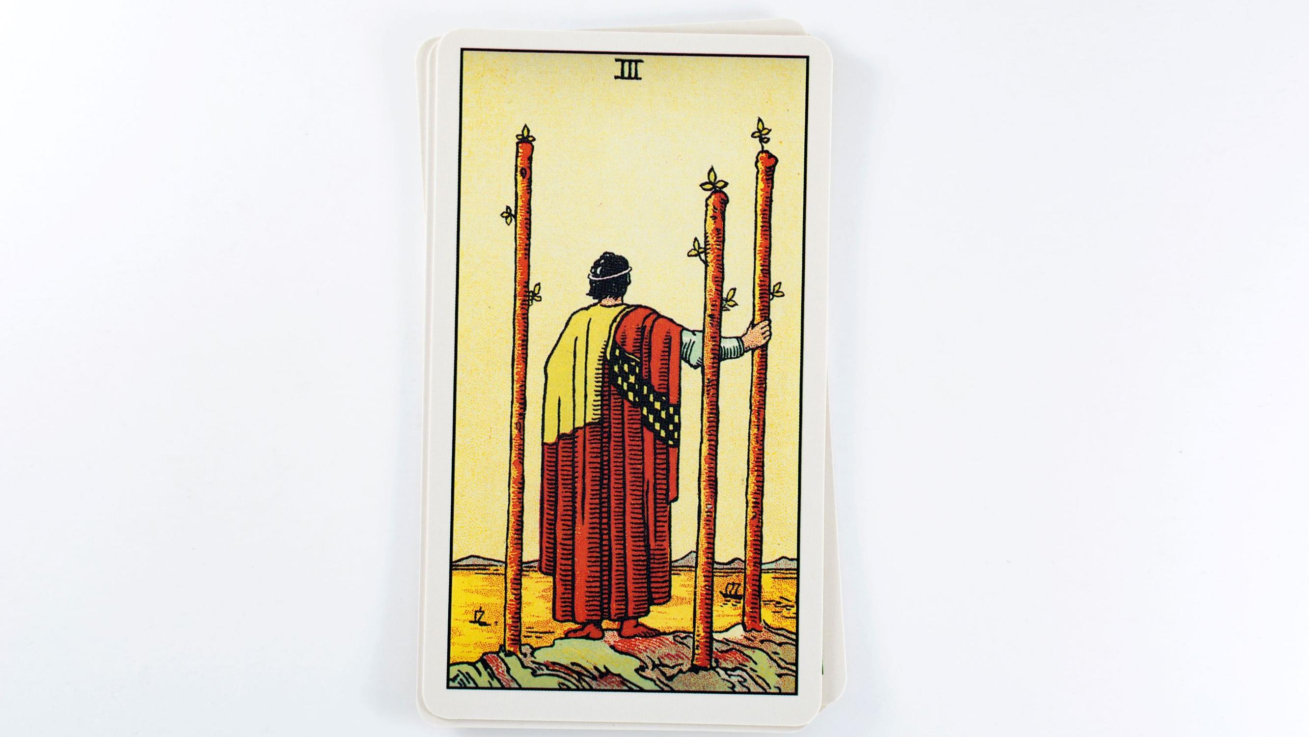 Sauvojen kolmonen (The Three of Wands) – Tarot-kortin merkitys