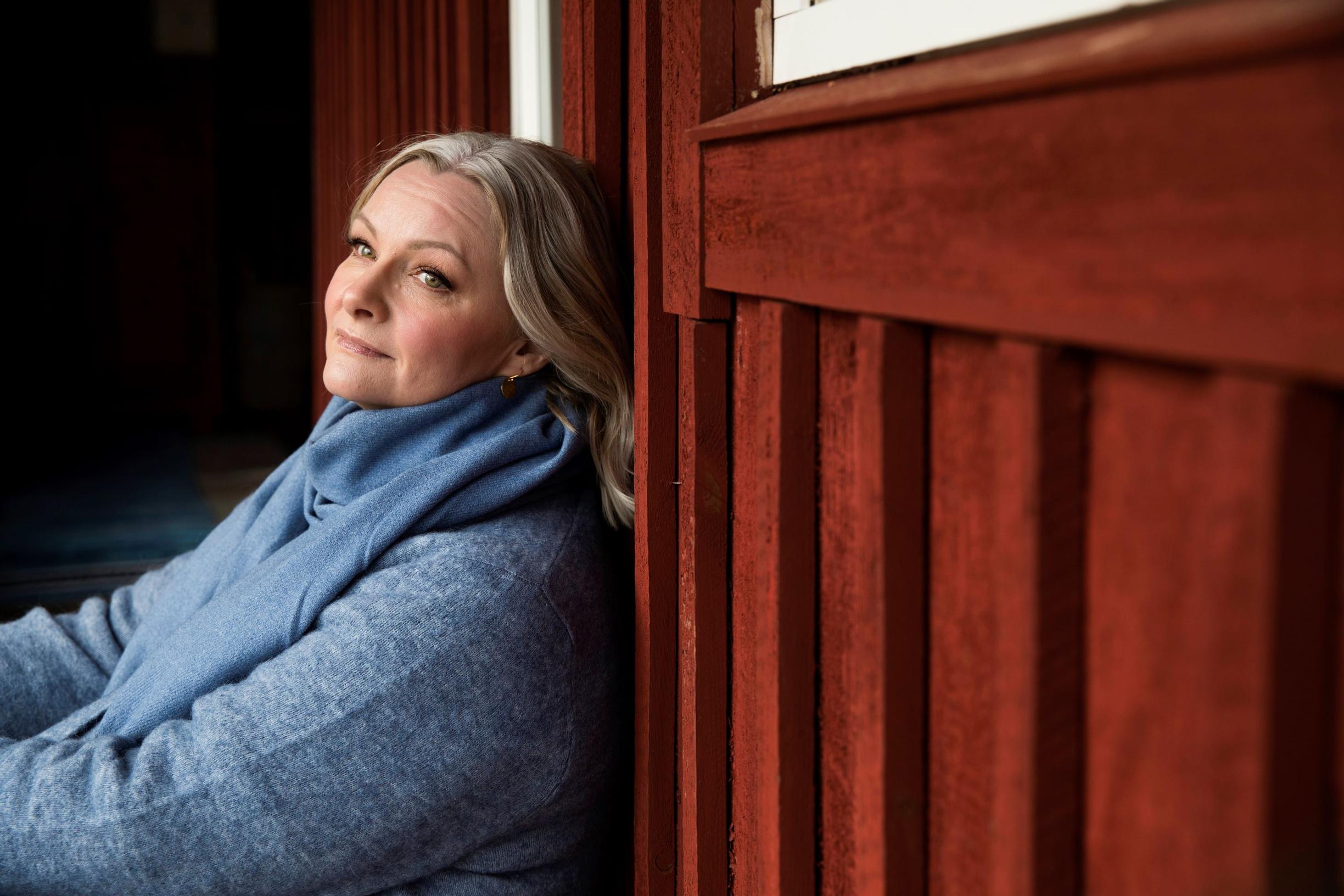 Päivi Storgård sininen asu punainen lautaseinä