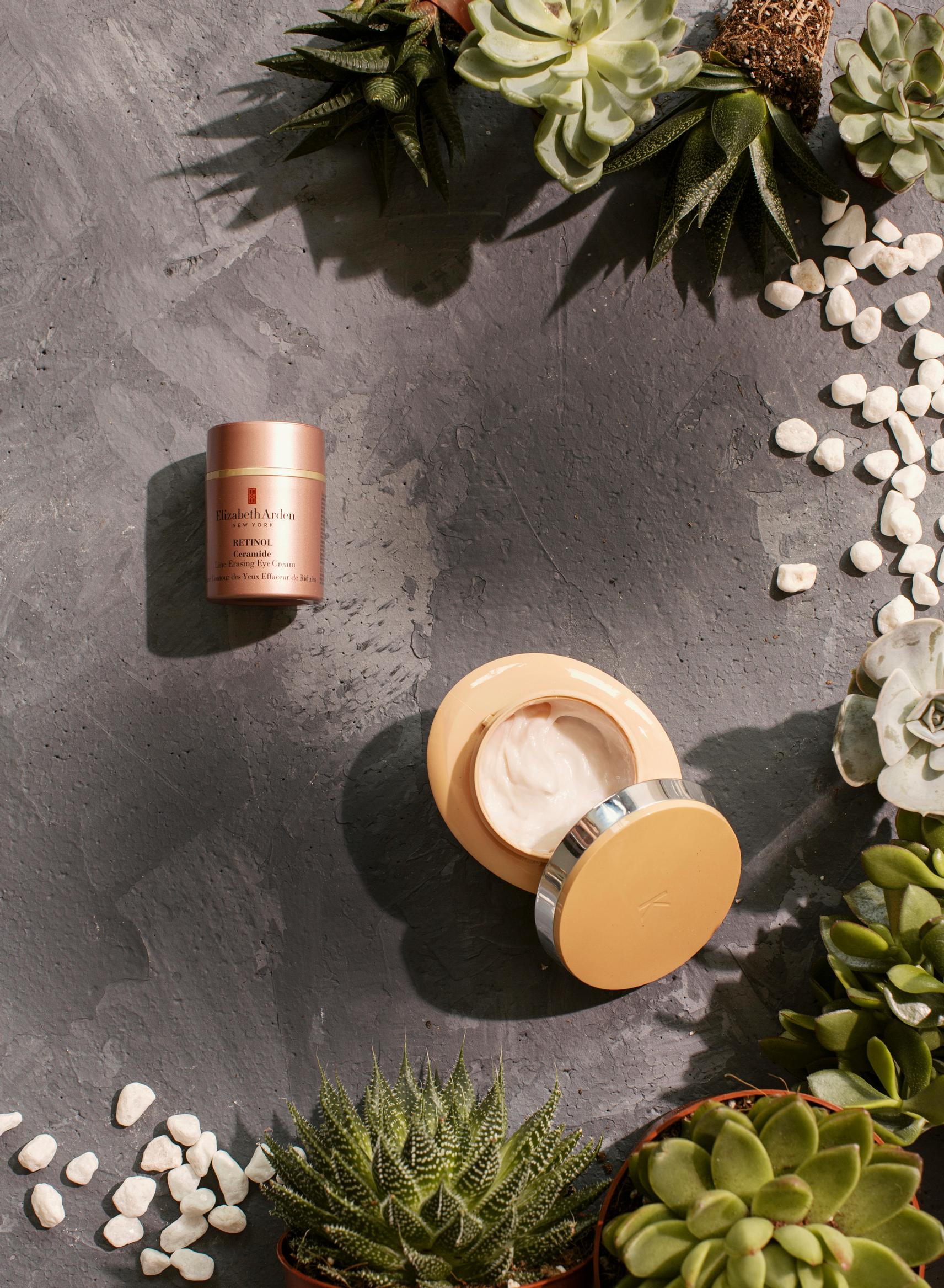 Kuvassa Elizabeth Arden Retinol Ceramide Line Erasing Eye Cream ja Kérastase Curl Manifesto Extra-Rich Nourishing Mask Treatment.