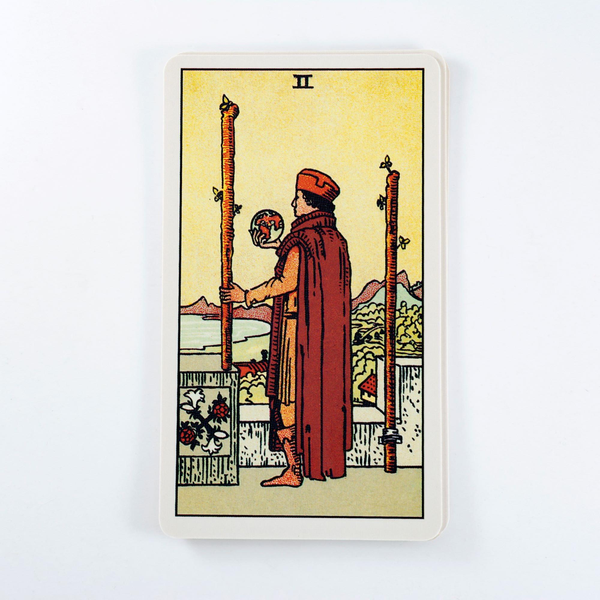 Sauvojen kakkonen (The Two of Wands) – Tarot-kortin merkitys 