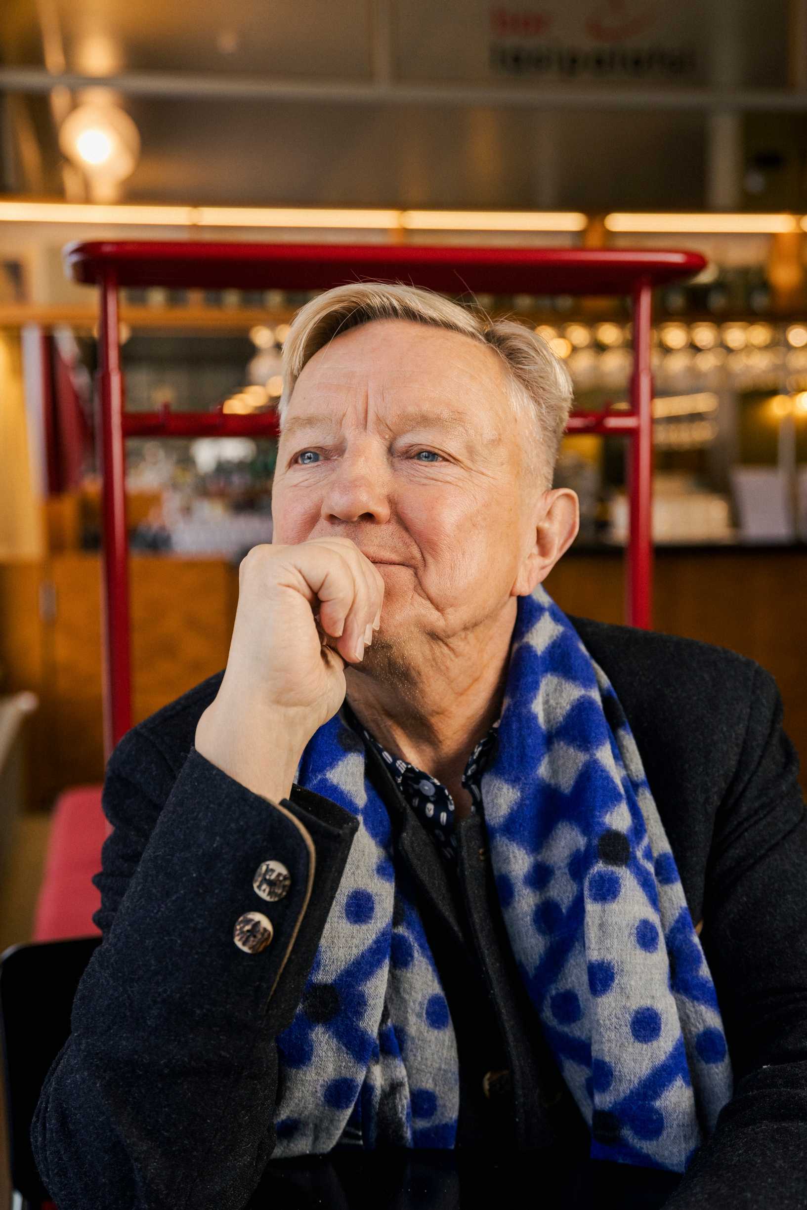 Hannu Väisänen hymyilee, nojaa käteensä