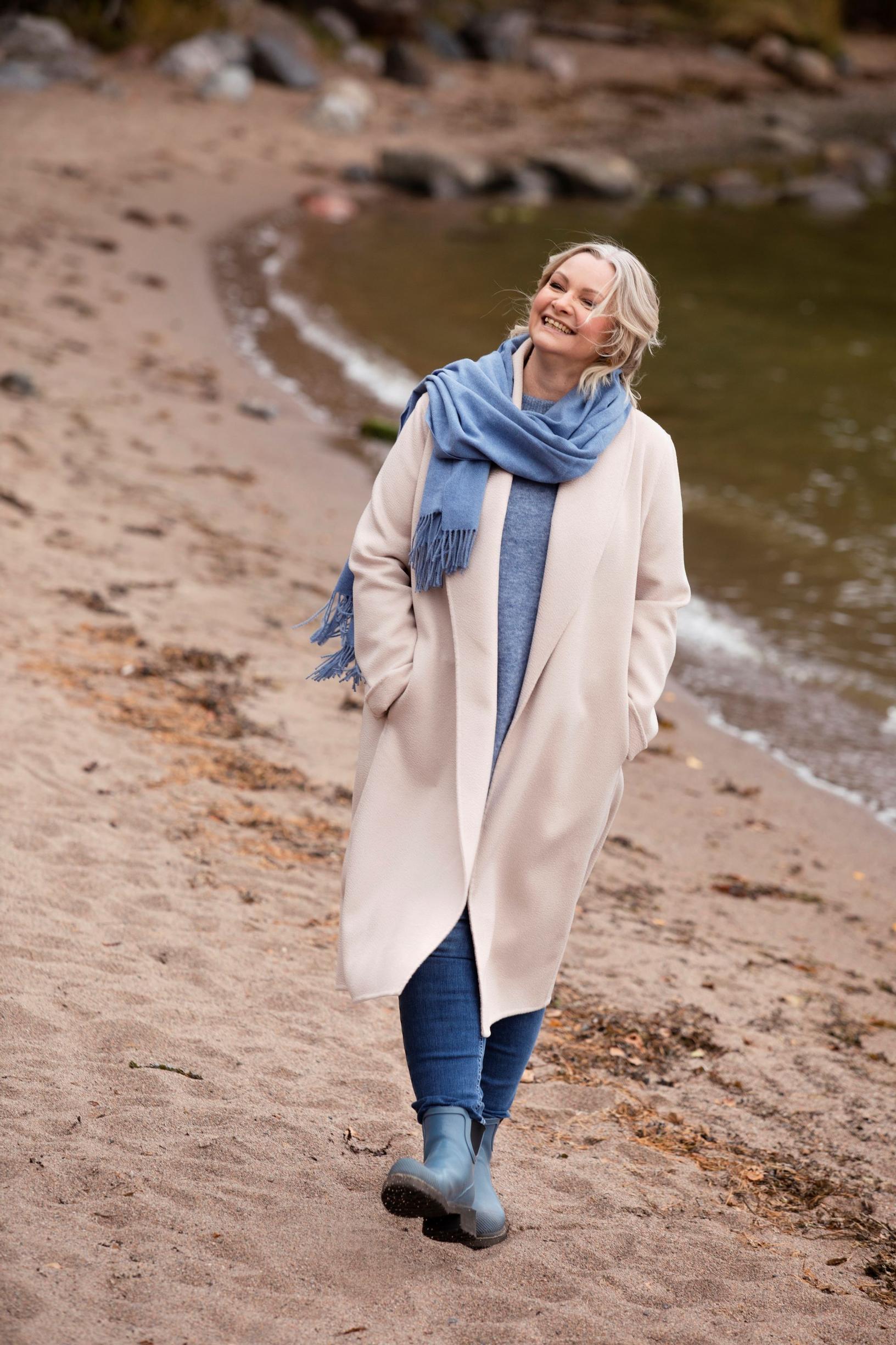 Päivi Storgård rannalla kumisaappaat beige takki