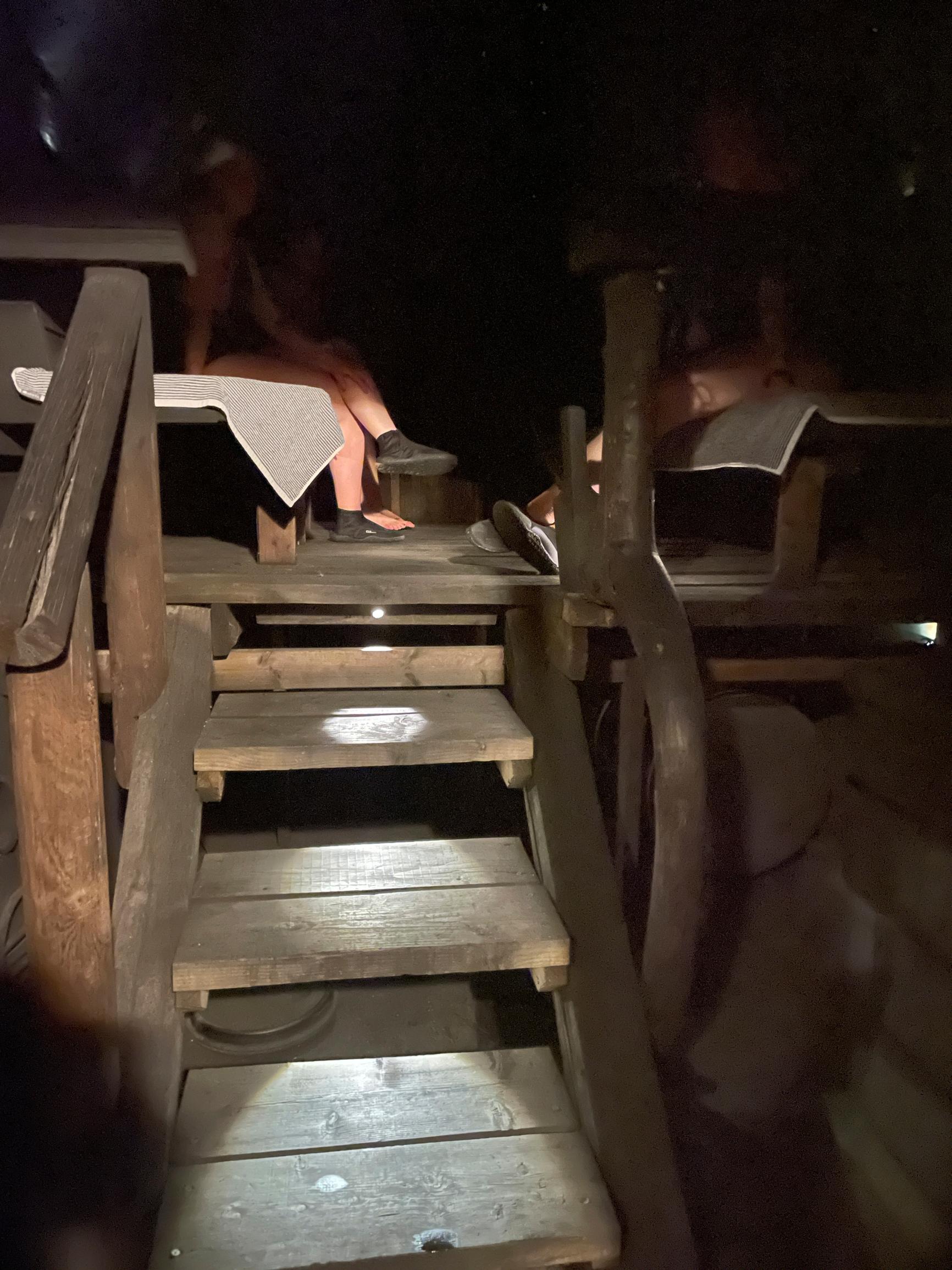 Santalahti Resortissa on luolaan rakennettu savusauna, jossa ei tarvitse pelätä nokeentumista.