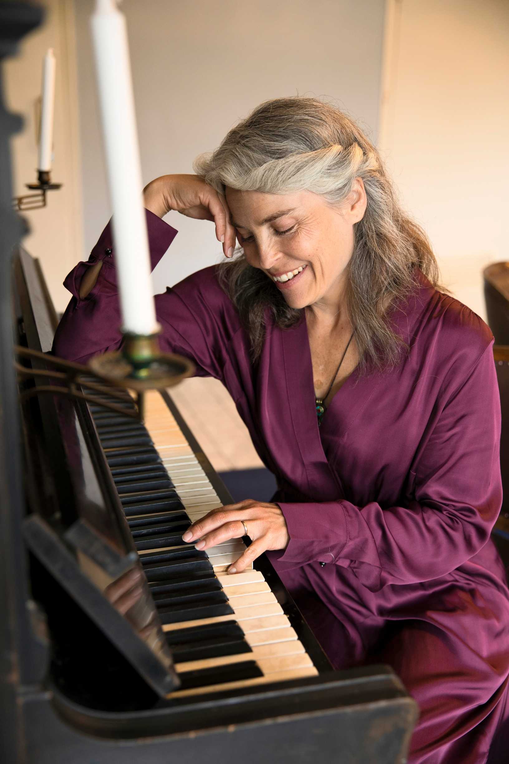 Irina Björklund soittamassa pianoa
