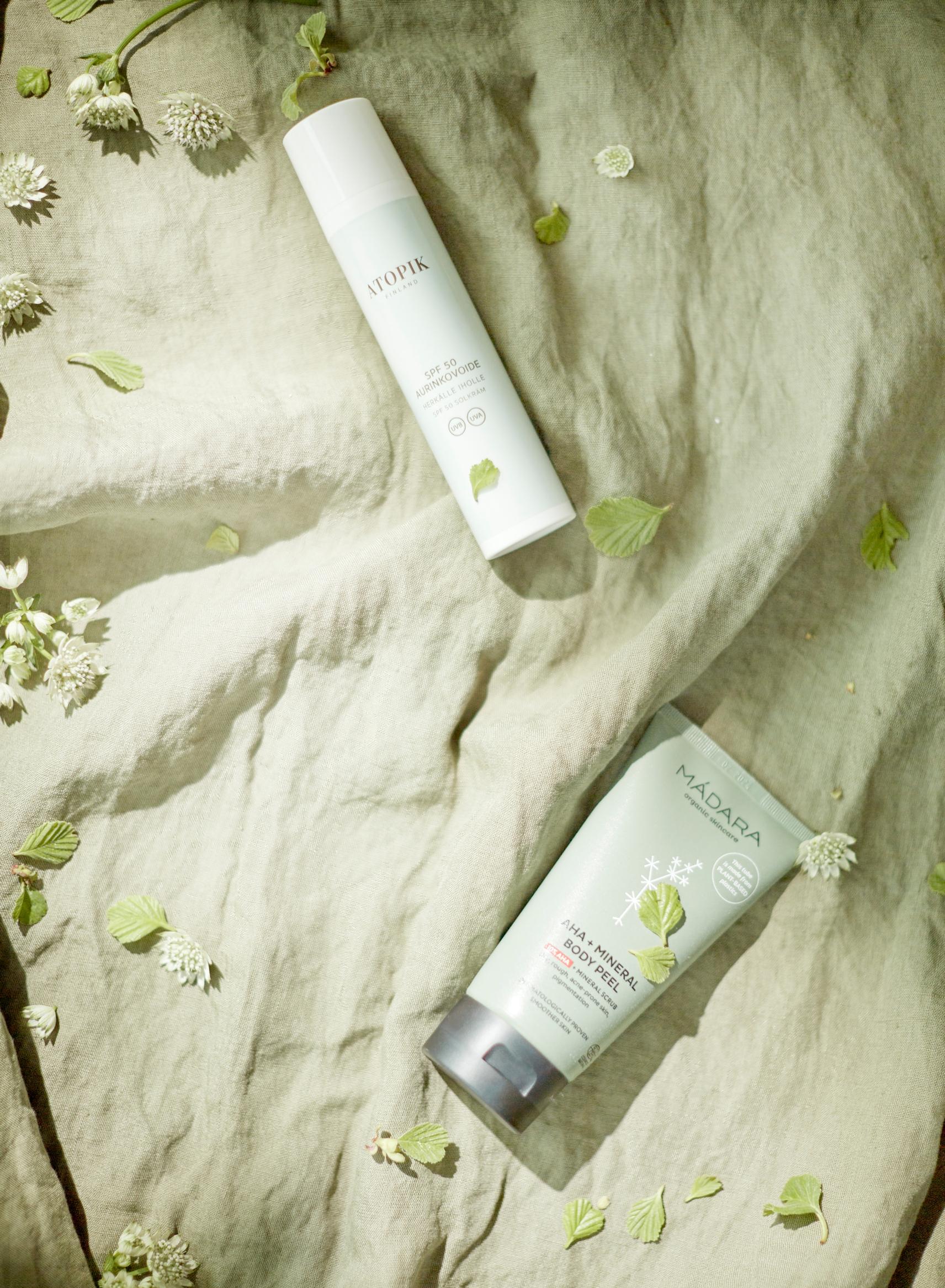 Atopik Aurinkovoide herkälle iholle SPF 30 27,90 e. Mádara AHA + Mineral Body Peel 33,90 e.