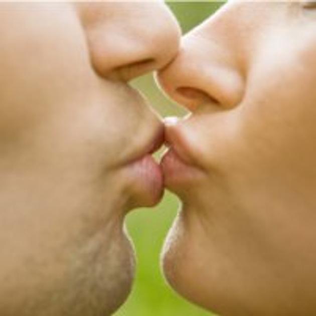 фото целующихся губ с языком