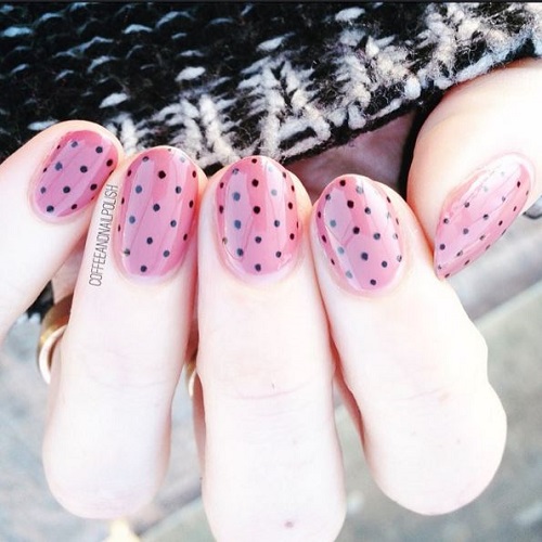 Old pink combined with small dots makes the varnish delicate and neat. Source: coffeeandnailspolish
