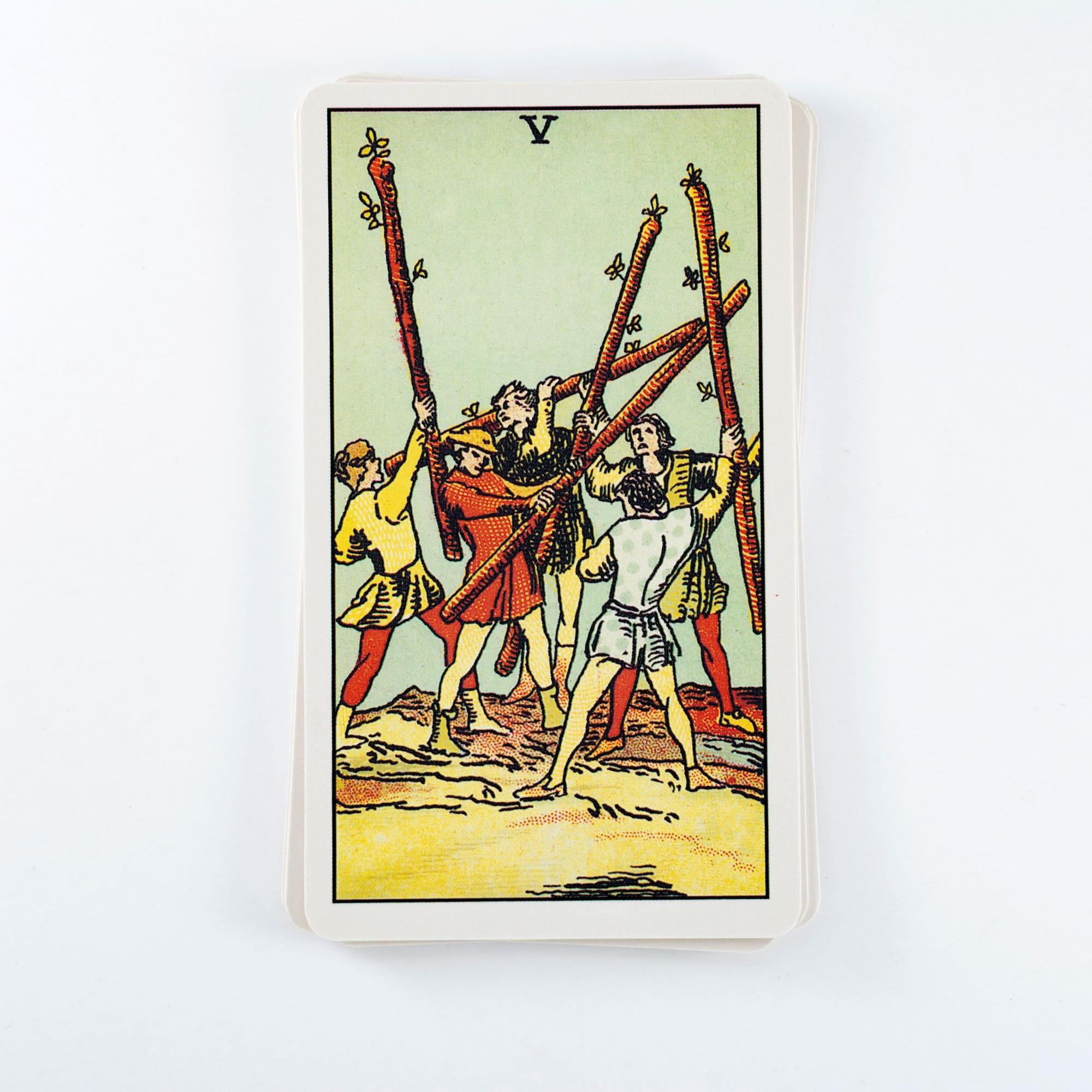 Sauvojen vitonen (The Five of Wands) – Tarot-kortin merkitys