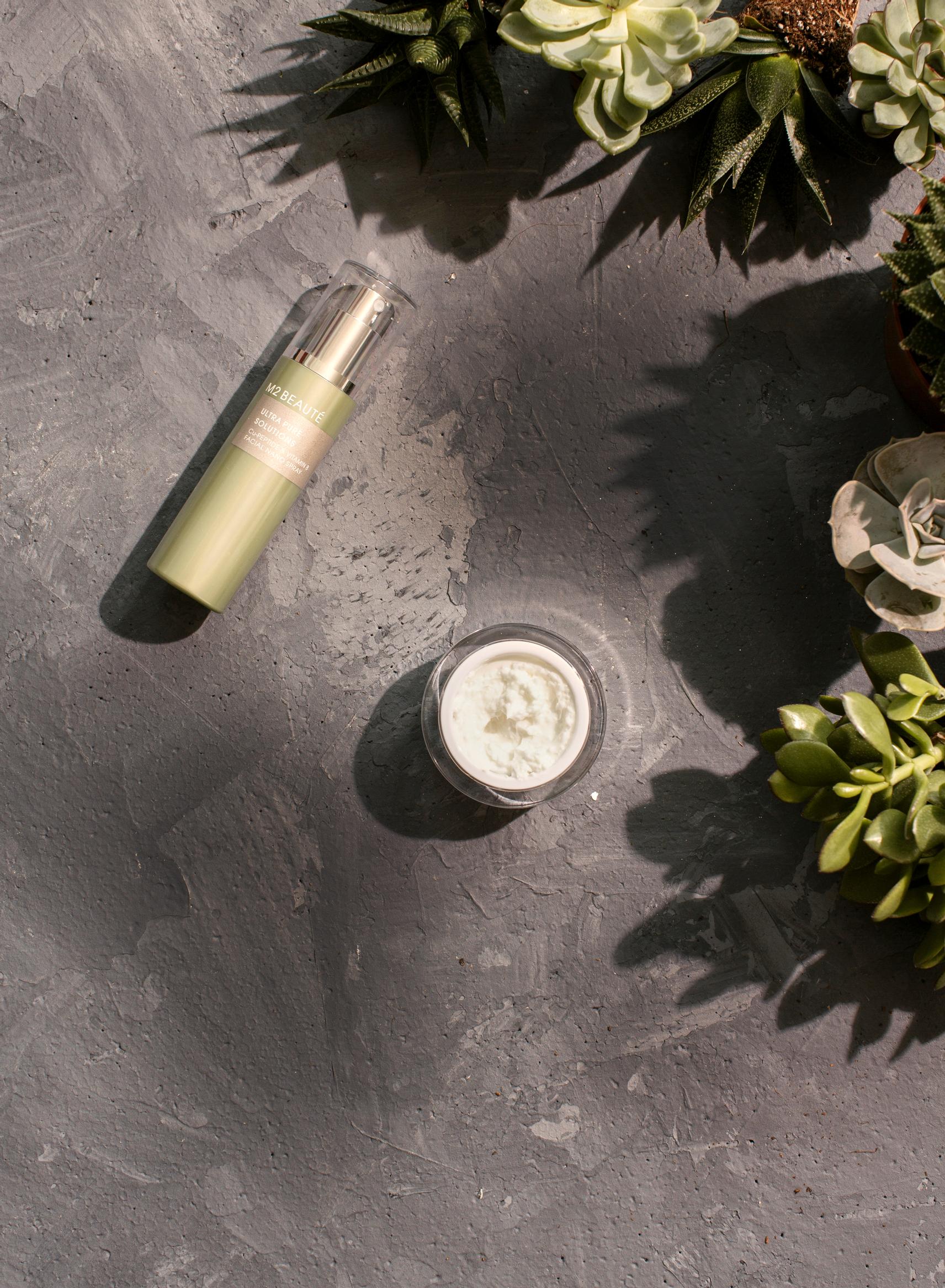 Kuvassa M2 Beauté Ultra Pure Solutions Cu-Ppetide & Vitamin B Facial Nano Spray ja Bioeffect EFG Power Cream.