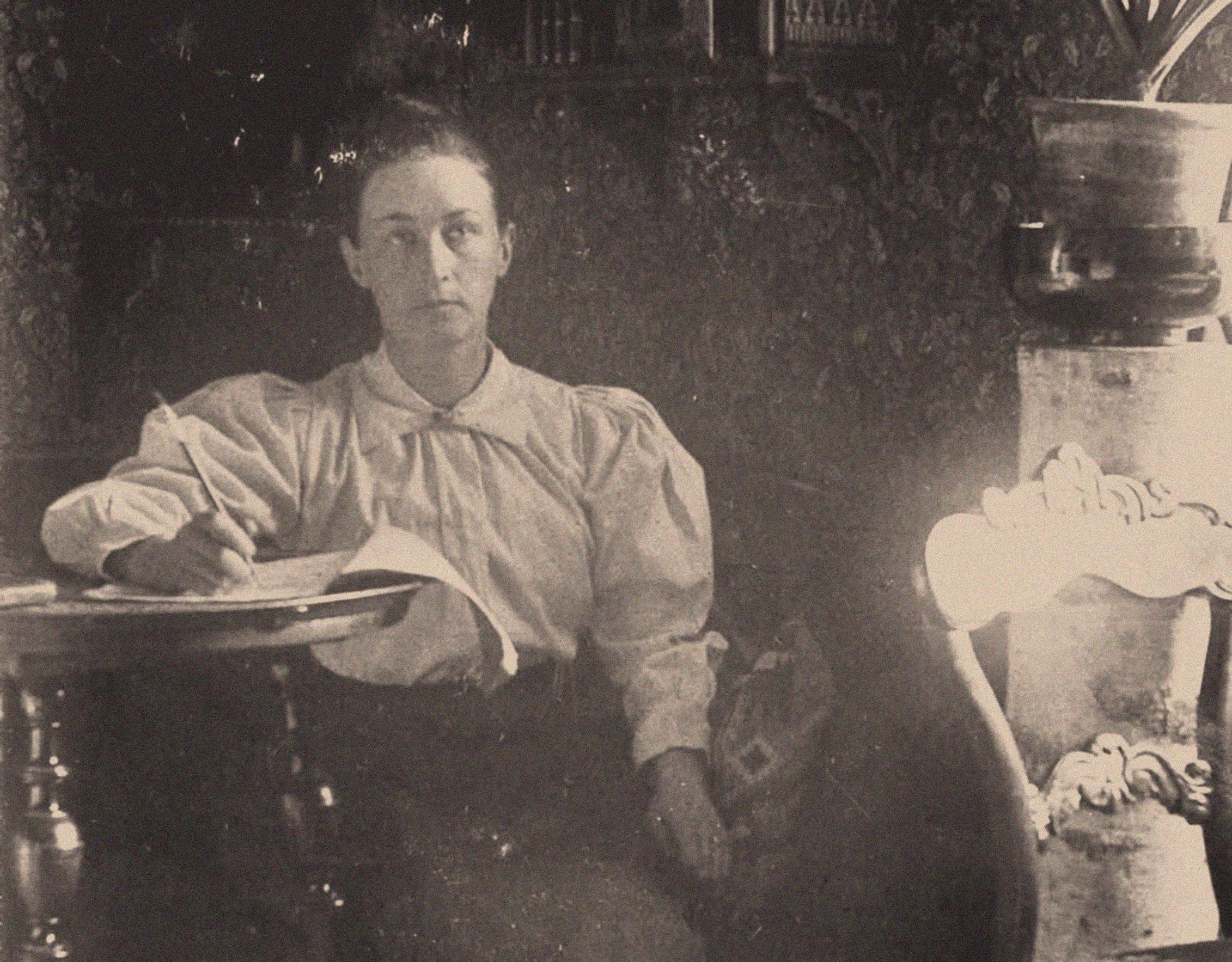 Hilma af Klint piirtämässä