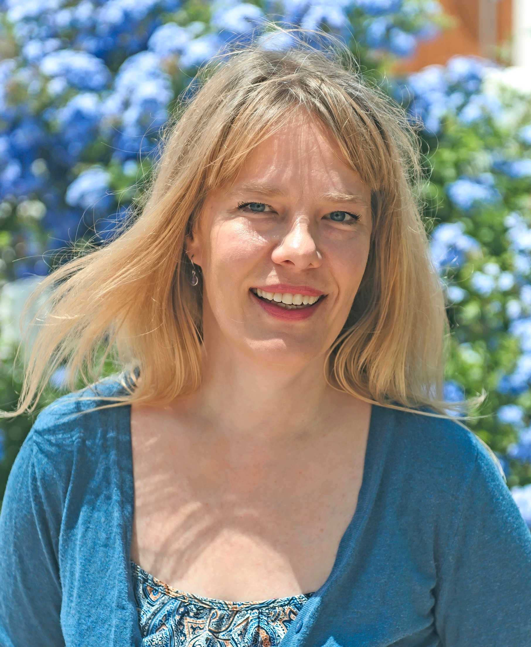 Heli Heiskanen hymyilee