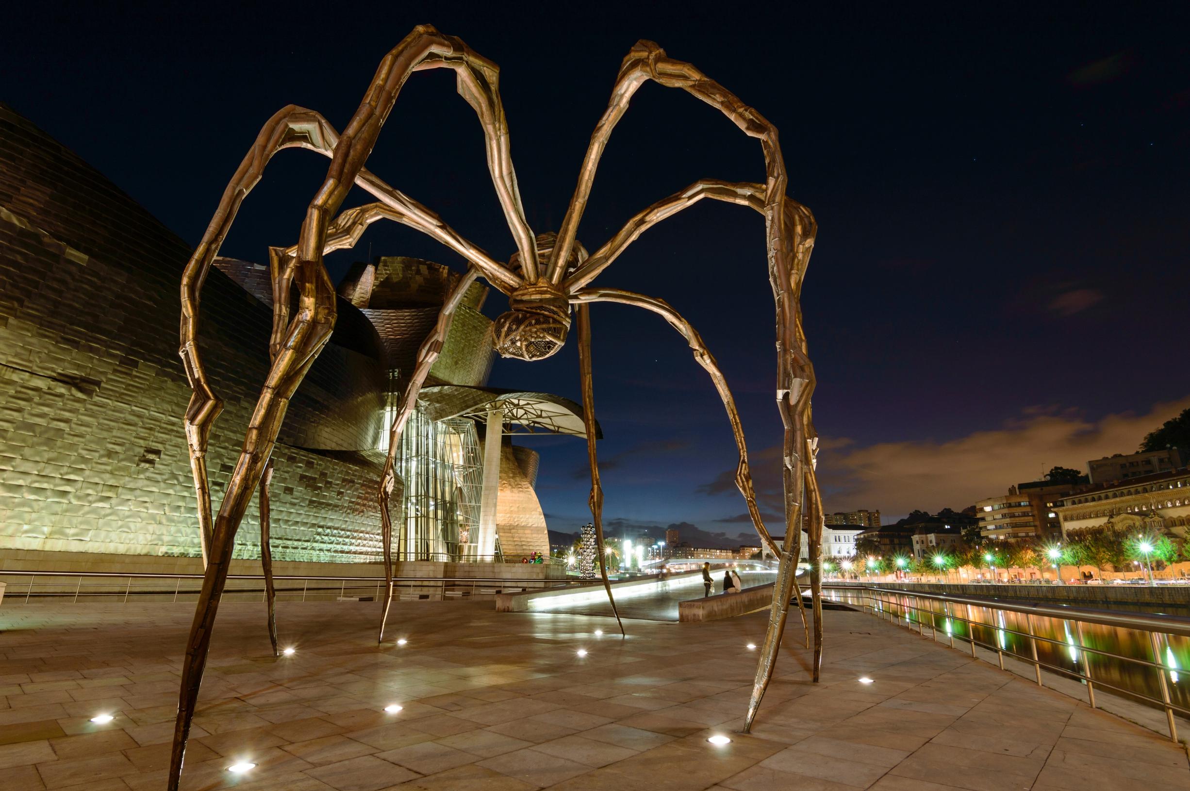 Hämähäkkiveistos Guggenheim-museon edessä Bilbaossa Espanjassa.