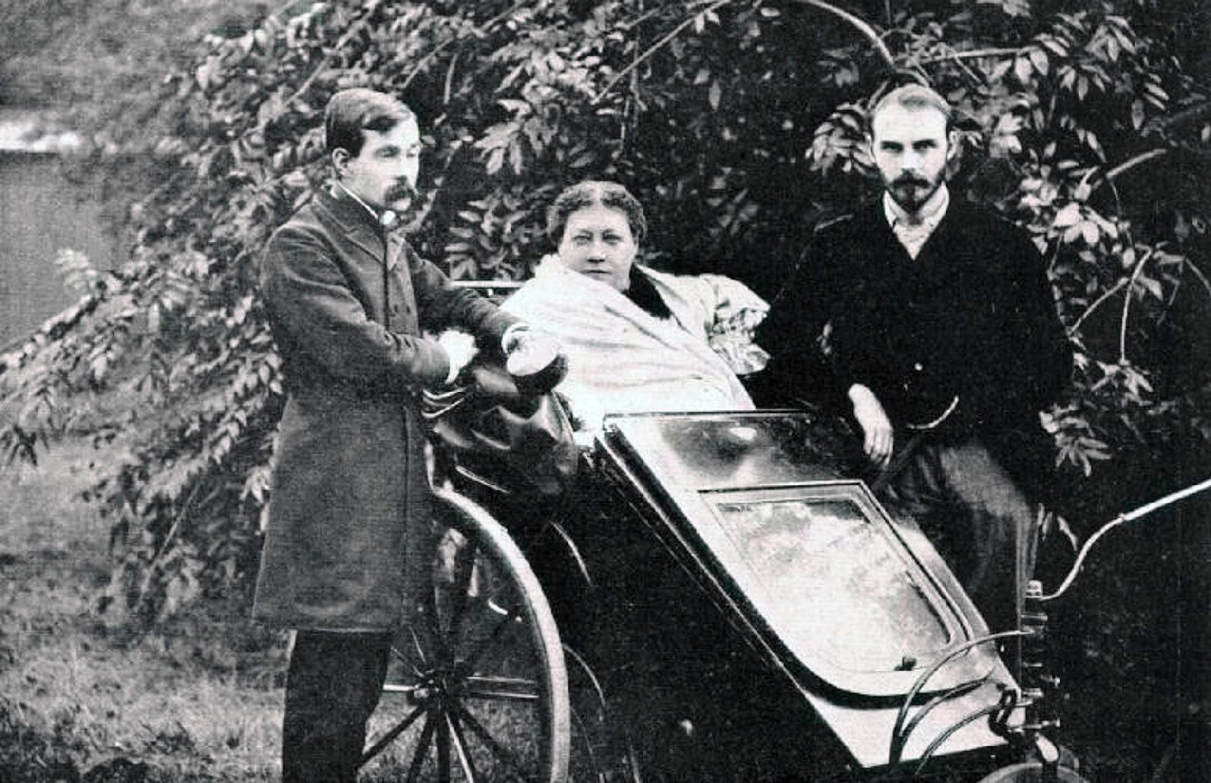 Madame Blavatsky istuu pyörätuolissa