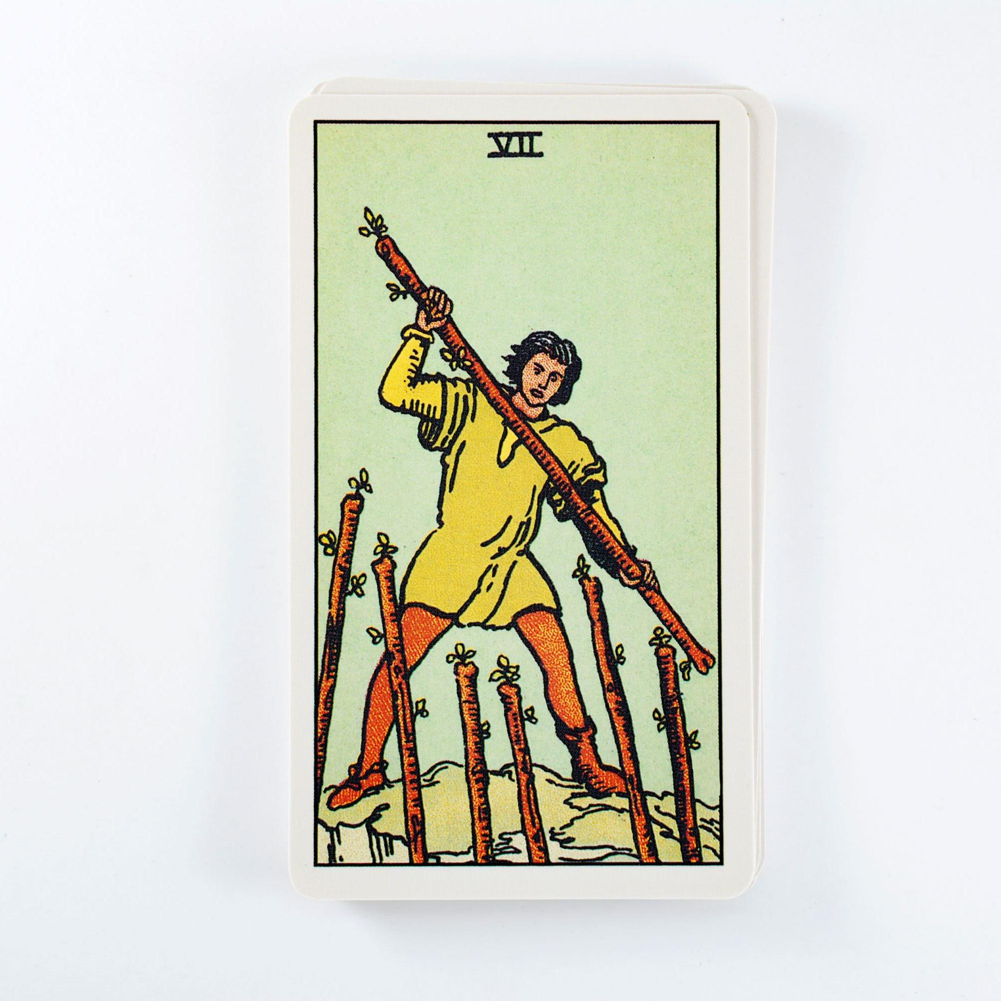 Sauvojen seiska (The Seven of Wands) – Tarot-kortin merkitys 